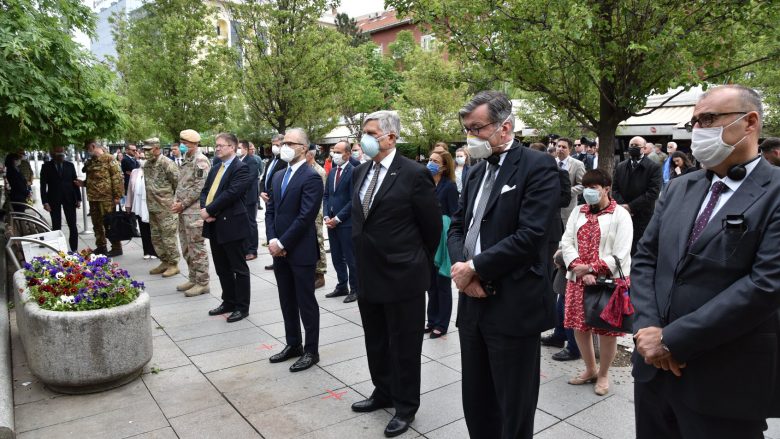 Kosnett bënë homazhe për nderë të 21 vjetorit të çlirimit të Kosovës