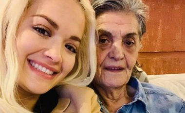 Rita Ora me dedikim prekës ndaj gjyshes së ndjerë