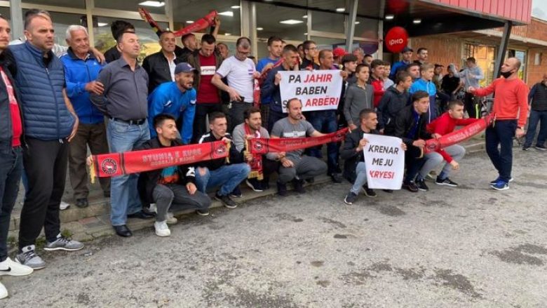 Tifozët e Arbërisë kërkojnë rikthimin e kryesisë së klubit përmes protestës