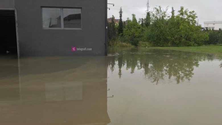 Reshjet e shiut shkaktojnë vërshime në Hajvali