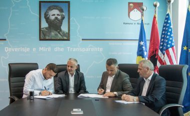 Komuna e Skenderajt dhe “Jetimat e Ballkanit” arrijnë marrëveshje për ndërtimin e pesë shtëpive  për familjet në nevojë