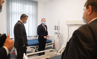 Zemaj viziton Klinikën Infektive, premton staf shtesë në luftën ndaj pandemisë COVID-19