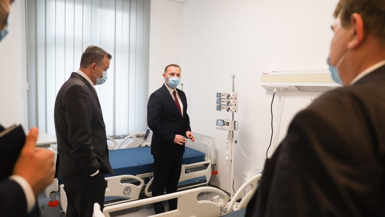 Zemaj viziton Klinikën Infektive, premton staf shtesë në luftën ndaj pandemisë COVID-19