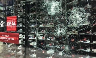 Qindra persona plaçkitën disa dyqane në Gjermani dhe hodhën gurë mbi automjetet e policisë