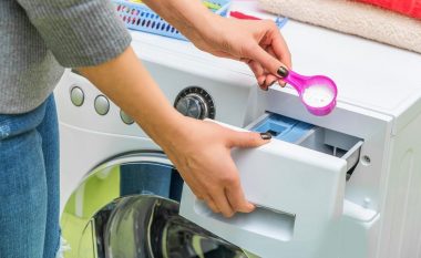 Mos i shpenzoni kot paratë: Si të verifikoni lehtë se a do të mund t’i eliminojë të gjitha njollat nga rrobat detergjenti juaj