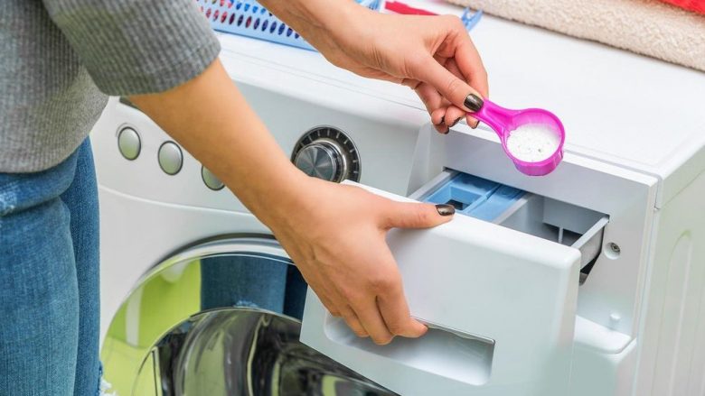 Mos i shpenzoni kot paratë: Si të verifikoni lehtë se a do të mund t’i eliminojë të gjitha njollat nga rrobat detergjenti juaj