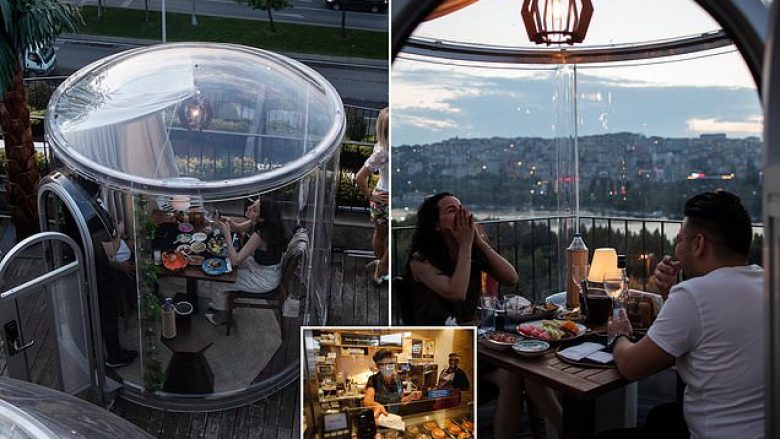 A është kjo e ardhmja e restoranteve? Në Turqi vendosen “kupola” të plastikës brenda të cilave klientët shijojnë ushqimin pa u frikësuar nga COVID-19
