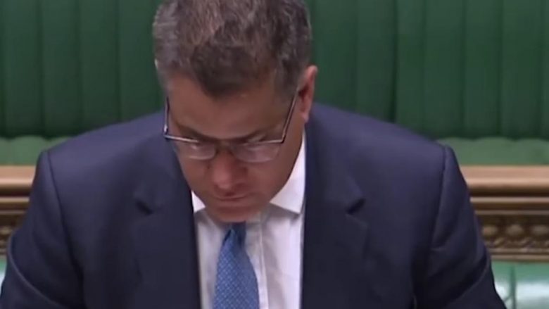 Panik në parlamentin britanik, deputeti djersitet gjatë fjalimit dhe dërgohet për testim të COVID-19 – tërë salla dezinfektohet