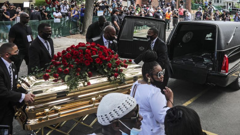 Qytetarët amerikanë i japin lamtumirën e fundit George Floyd, vëllai i tij porosit: Kërkojmë drejtësi, nuk do të lejojmë të mbyllet kjo derë