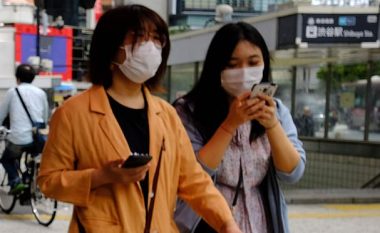 Përdorimi i telefonave duke ecur në rrugë mund të bëhet veprim i paligjshëm në Japoninë qendrore