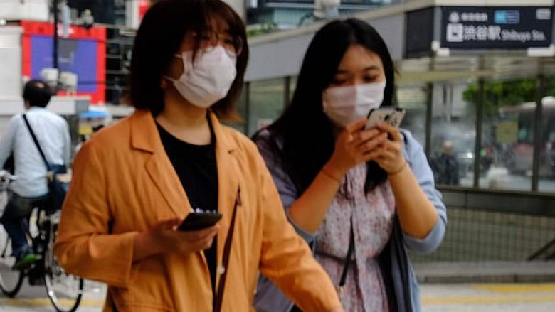 Përdorimi i telefonave duke ecur në rrugë mund të bëhet veprim i paligjshëm në Japoninë qendrore