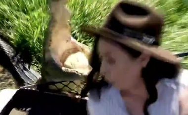 Po realizonte storie televizive, reporterja australiane i shpëton për pak dhëmbëve të mprehtë të krokodilit
