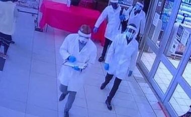 Hajdutët në Afrikë të Jugut maskohen si mjekë për të kryer vjedhje në një supermarket