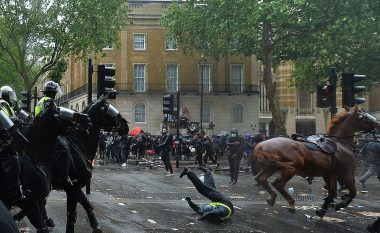 Edhe 10 oficerë lëndohen në protestat e Londrës