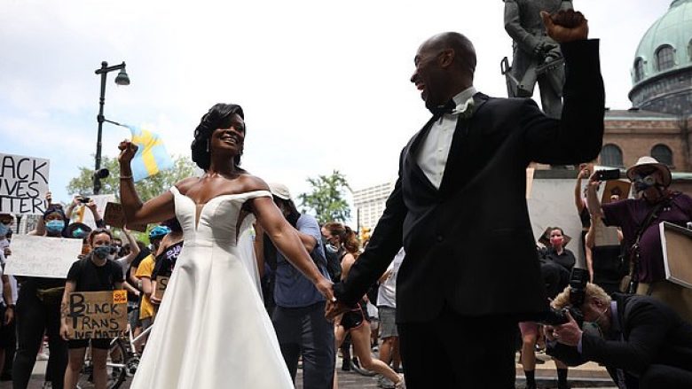 Çifti festoi martesën me protestuesit e “Black Lives Matter” në SHBA