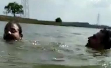 Burri nga India u zvarrit nën ujë nga një krokodil, e shpëtoi shoku i tij me një ‘shkop selfie’