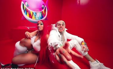 Nicki Minaj shfaqet gjysmë e zhveshur në klipin e "Trollz" në bashkëpunim me Tekashi