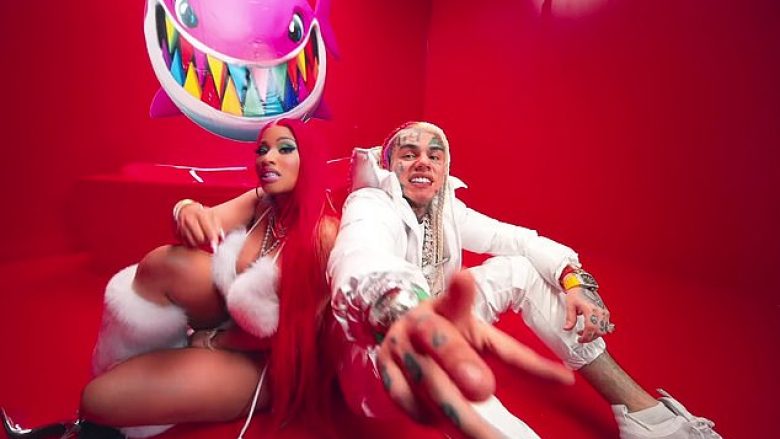 Nicki Minaj shfaqet gjysmë e zhveshur në klipin e “Trollz” në bashkëpunim me Tekashi