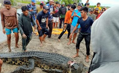 Ishte duke peshkuar në një lumë – gruaja nga Indonezia sulmohet nga një krokodil, banorët e fshatit gjejnë gjymtyrët brenda trupit të bishës