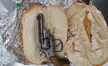E fshehu pistoletën brenda një sanduiçi – arrestohet meksikani në një stacion të autobusëve