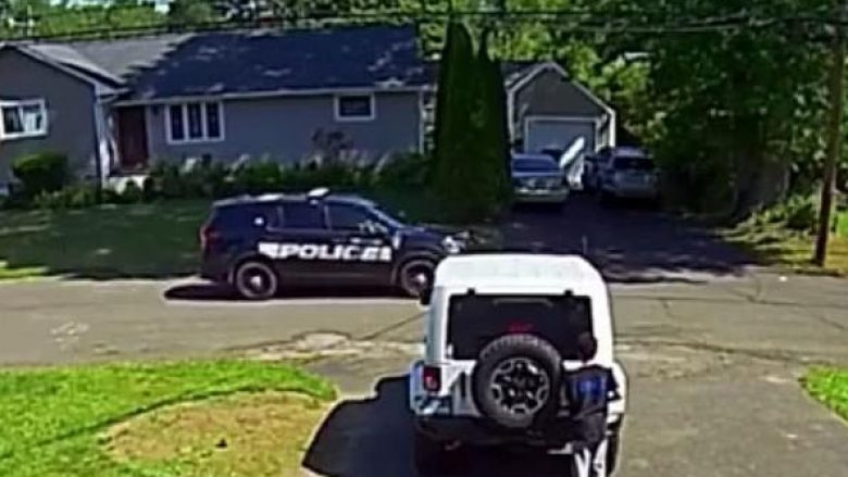 Frikësohet nga makina patrulluese e policisë – 10 vjeçari afro-amerikan fshihet menjëherë pas veturës
