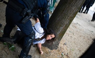 Punoi dy muaj në spital duke trajtuar pacientët me coronavirus – infermierja tërhiqet zvarrë nga policia, gjatë protestave në Francë