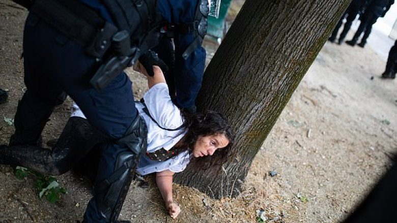 Punoi dy muaj në spital duke trajtuar pacientët me coronavirus – infermierja tërhiqet zvarrë nga policia, gjatë protestave në Francë