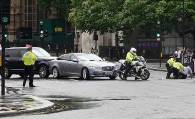 Protestuesi hidhet në drejtim të veturës së kryeministrit britanik, ndërsa makina tjetër e përplasë “Jaguarin” në pjesën e pasme
