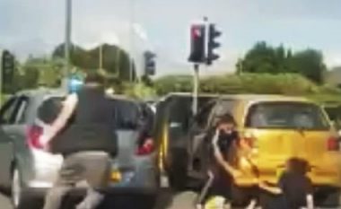 Plas sherri në trafik mes disa personave në Angli – njëri prej tyre tërhoqi zvarrë një grua nga makina
