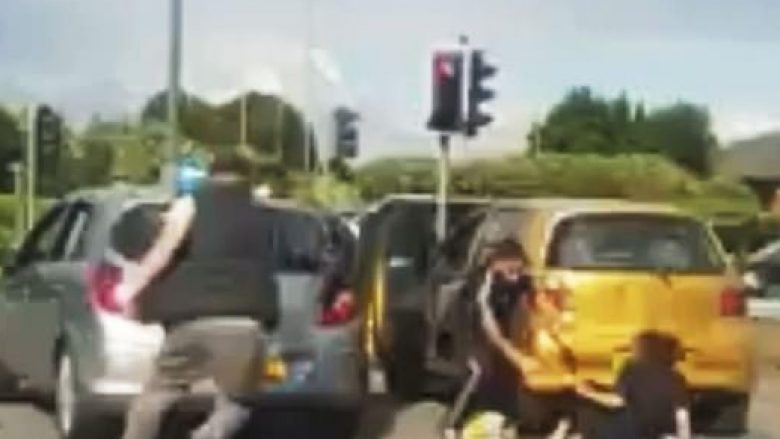 Plas sherri në trafik mes disa personave në Angli – njëri prej tyre tërhoqi zvarrë një grua nga makina