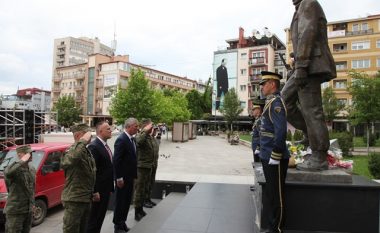 Ministri i Mbrojtjes, Anton Quni dhe komandanti i FSK-së, Rrahman Rama nderojnë ushtarët e NATO-s