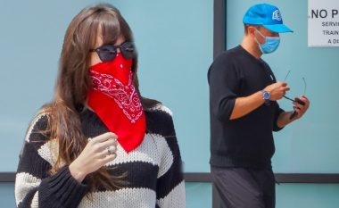 Dakota Johnson fotografohet me maskë e veshje të çuditshme në Malibu