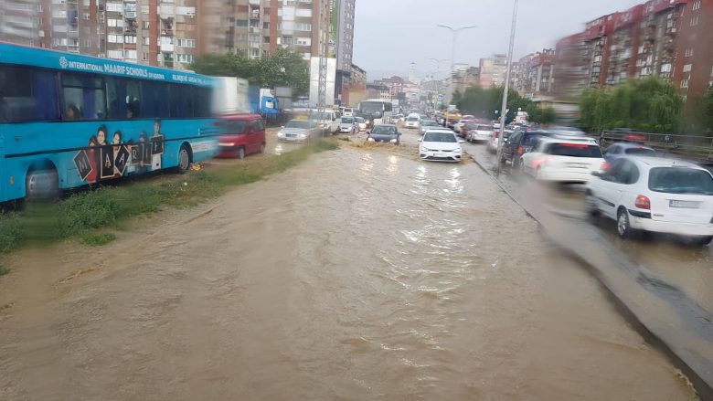 Alarm për vërshime në Kosovë, shkak i reshjeve të shiut