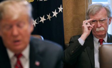 Trump sulmon ish-këshilltarin Bolton rreth librit të ri, e quan “qenush i neveritshëm”