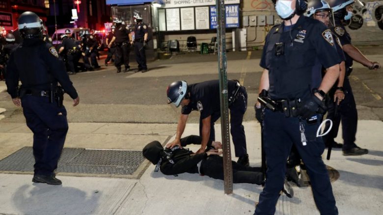 E nxori armën dhe ia drejtoi protestuesve paqësorë në New York – kryetari de Blasio e quan të papranueshëm veprimin e policit
