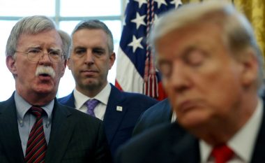 Administrata Trump ngre padi për të vonuar botimin e librit të zotit Bolton