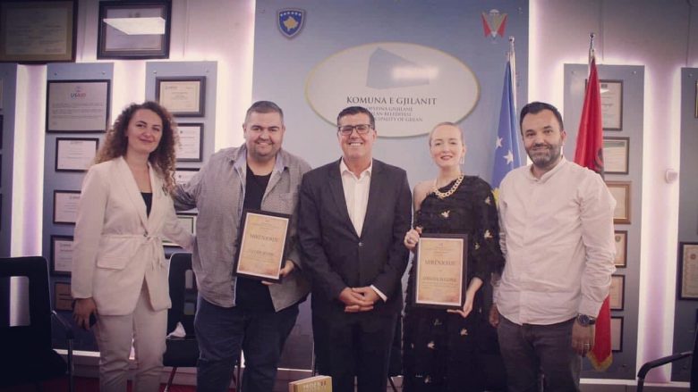 Fatmir Spahiu dhe Adriana Matoshi zgjidhen “Personalitete të vitit” nga kryetari i Komunës së Gjilanit, Lutfi Haziri