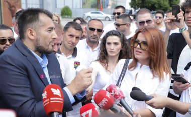 Artistët shqiptarë që protestuan para Qeverisë për mbajtjen e dasmave