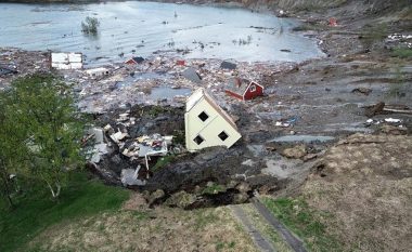 Pamje që tregojnë se si një rrëshqitje e dheut shkatërron tetë shtëpi në brigjet e Norvegjisë