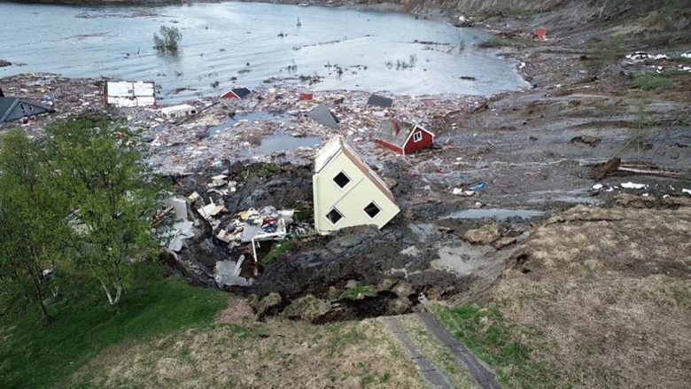 Pamje që tregojnë se si një rrëshqitje e dheut shkatërron tetë shtëpi në brigjet e Norvegjisë