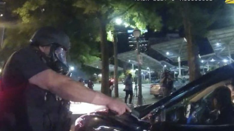 Gjashtë policë në Atlanta përballen me akuza, pasi terrorizojnë dy të rinj gjatë protestave në SHBA