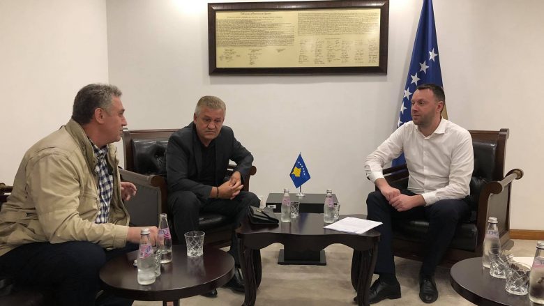 Abrashi takon Federatën e Autoshkollave të Kosovës, brenda pak ditësh fillojnë testimet