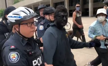 Demonstruesit kundër racizmit në Toronto, u shqetësuan nga talljet e një burri të lyer me ngjyrë të zezë