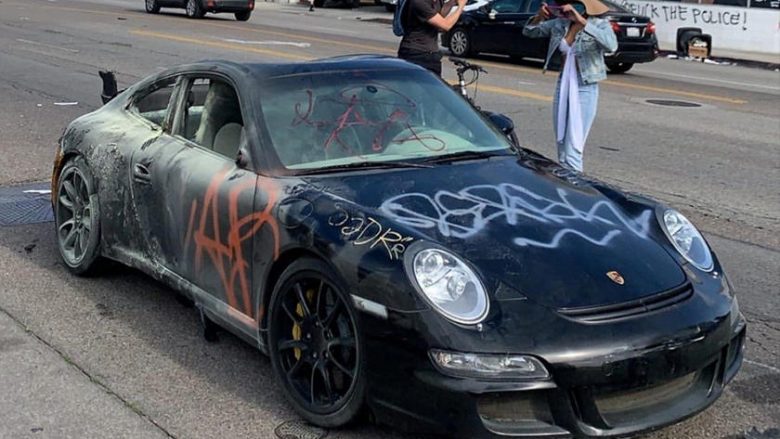 Demonstruesit e shkatërruan në tërësi një Porsche 911 GT3 RS