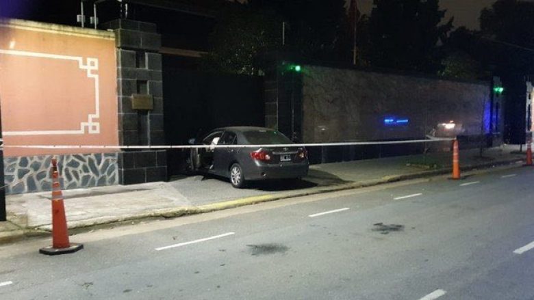Një burrë përplas makinën në hyrjen e Ambasadës Kineze në Argjentinë – kishte kërcënuar se ka bombë