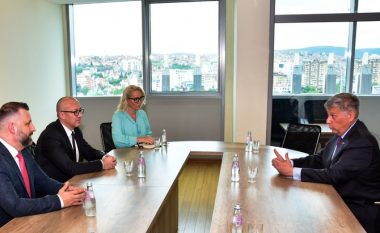 Ministrat serbë takohen me ambasadorin Kosnett, premtojnë se do të jenë konstruktivë në Qeverinë e re