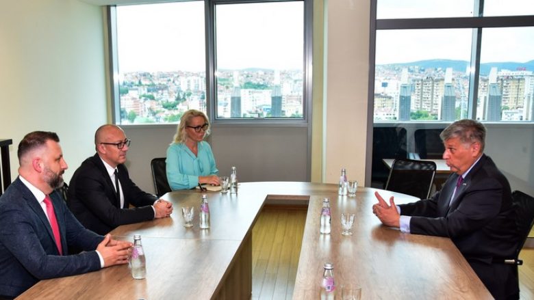 Ministrat serbë takohen me ambasadorin Kosnett, premtojnë se do të jenë konstruktivë në Qeverinë e re