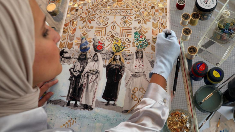 Artistja jordaneze ripunon fotografitë e vjetra të grave palestineze, duke improvizuar me qëndisje për t’ju dhënë “jetë” imazheve
