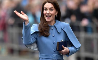 Pse Kate Middleton vesh këpucë në dy madhësi të ndryshme?