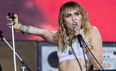 Miley Cyrus thotë se ka pastruar flokët vetëm dy herë brenda katër muajve